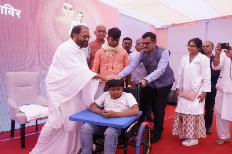 SRMD founder Pujyashri Rakeshji helping one of the seekers at an Ashram 