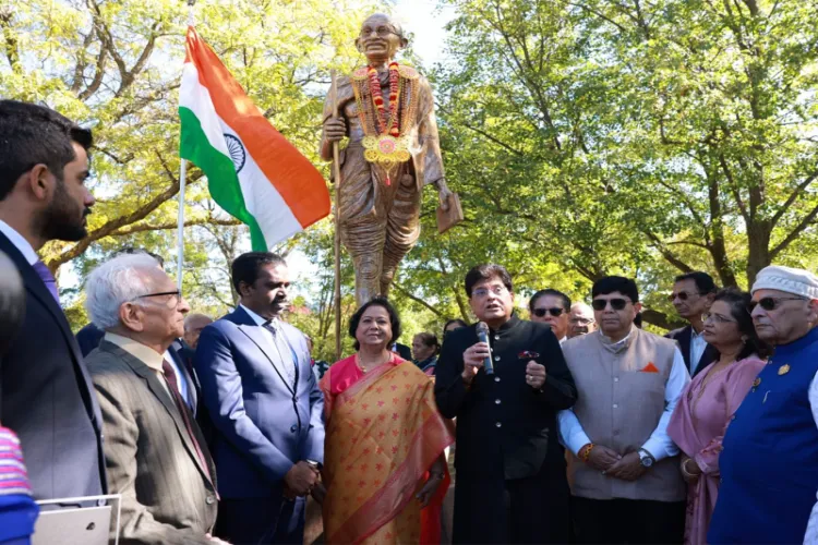 Union Minister Piyush Goyal at Mahatma Gandhi Memorial Sculpture in Skokie