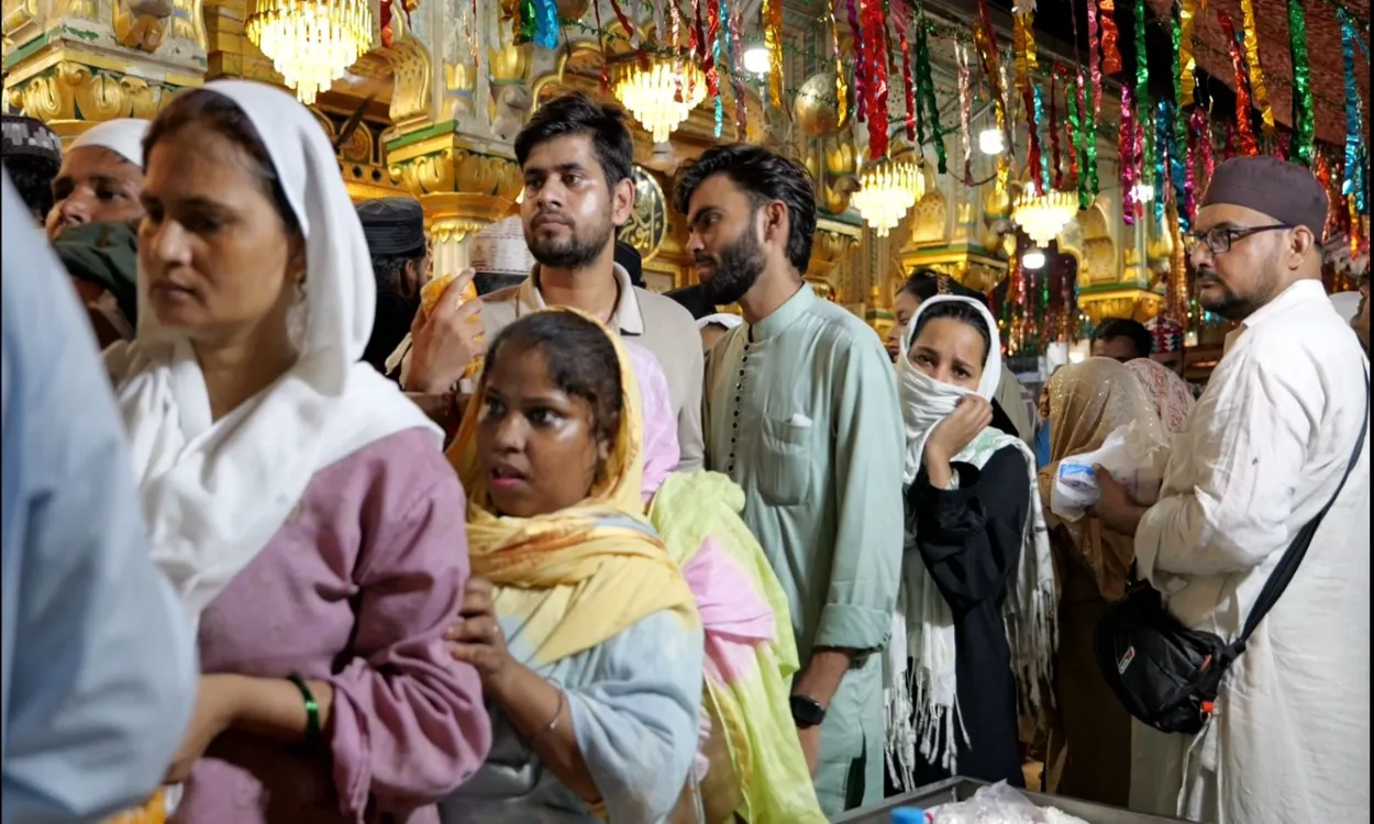 Devotees throng the shrine of Hazrat Nizamuddin Auliya in Delhi during the ongoing Urs