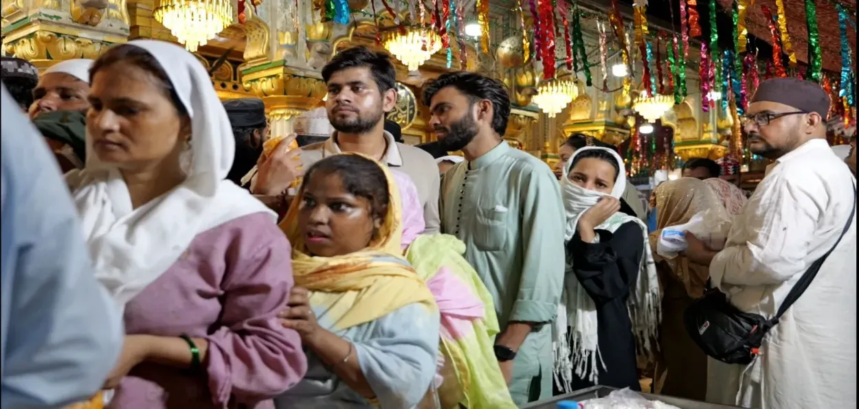 Devotees throng the shrine of Hazrat Nizamuddin Auliya in Delhi during the ongoing Urs