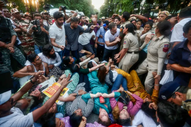 Rahul and Priyanka Gandhi resist Police action during Wednesday's protest 