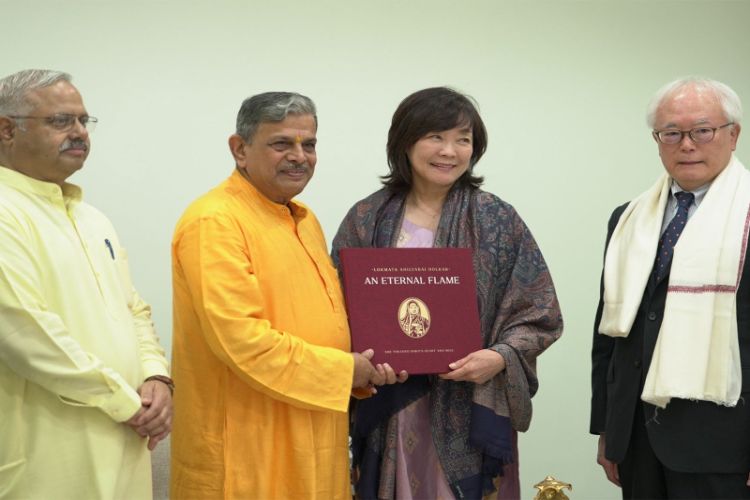 Akie Abe, wife of former Japanese Prime Minister late Shinzo Abe (On Centre Right), and Tomohiko Taniguchi, Chairman of Nippon Kaigi (On Right) met Rashtriya Swayamsevak Sangh (RSS) Sarkaryavah (General Secretary) Dattatreya Hosabale (On Centre Left) 