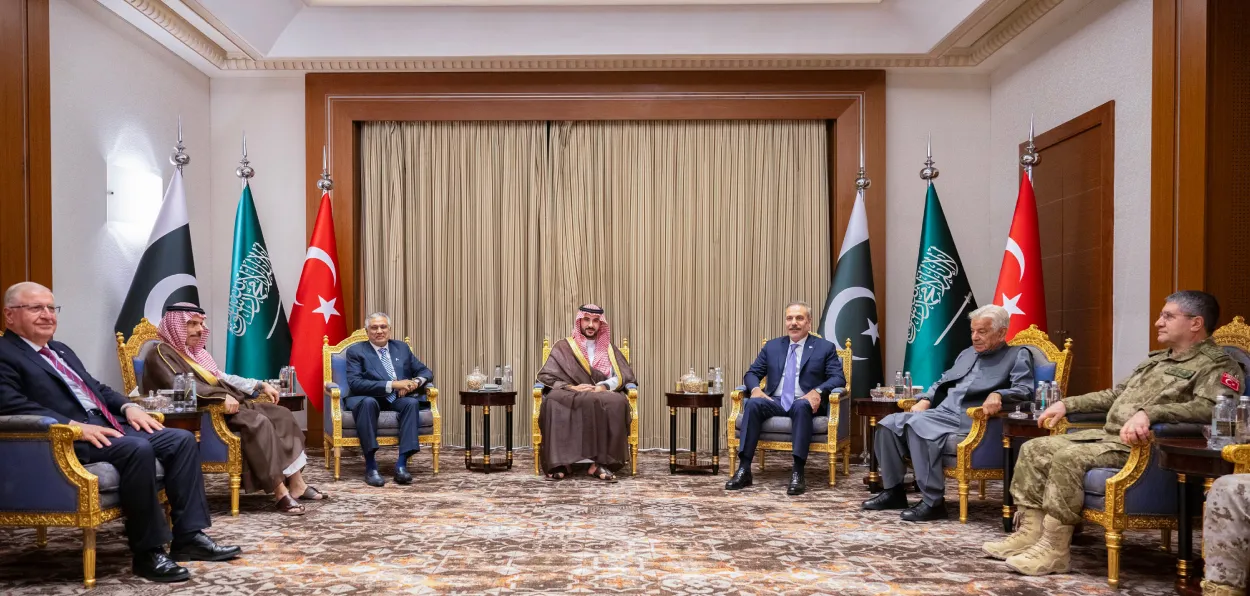 Foreign Minister of Saudi Arabia, Pakistana dn Turkey discussing the possibility of joint defence against Houthis