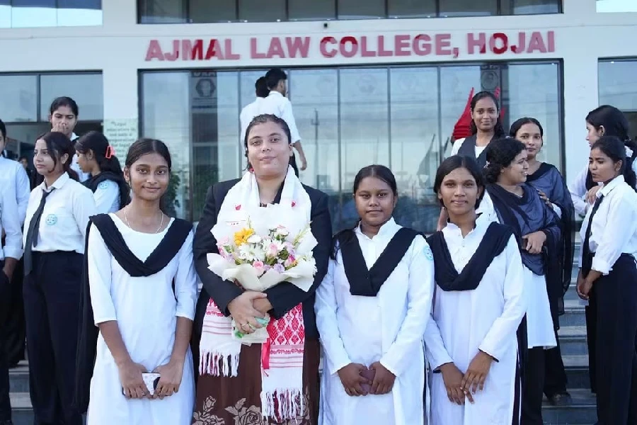 https://www.awazthevoice.in/upload/news/1791889298Mohsina_Imtiaz_Laskar_in_a_felicitation_function_(1).webp