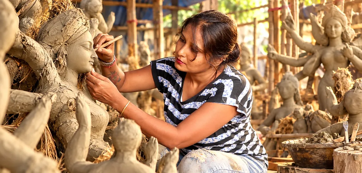 Dipika Pal shaping an idol