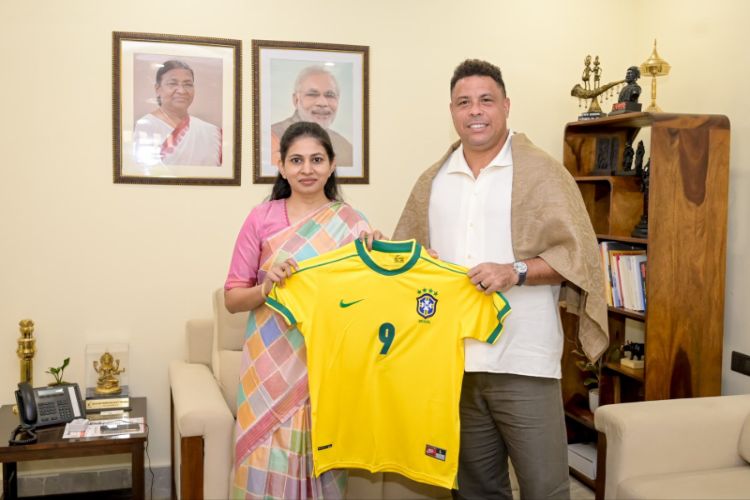 MoS Sports Raksha Khadse with Brazilian football legend Ronaldo Nazário.