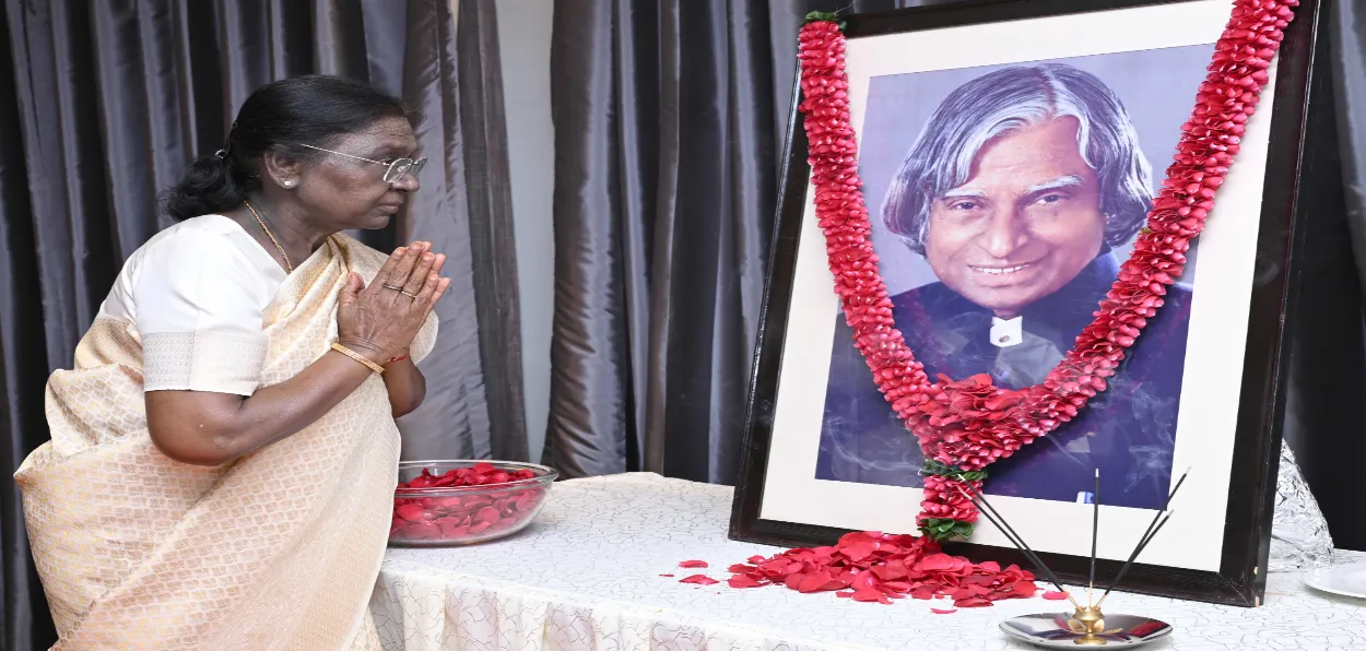 President Droupadi Murmu offering floral tributes to APJ Abdul Kalam on his birth anniversary