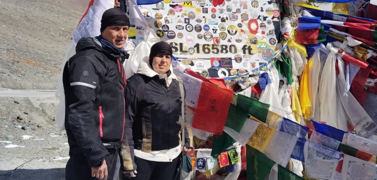Sabir Hussian and his wife Sudha at the Shinkula signpost