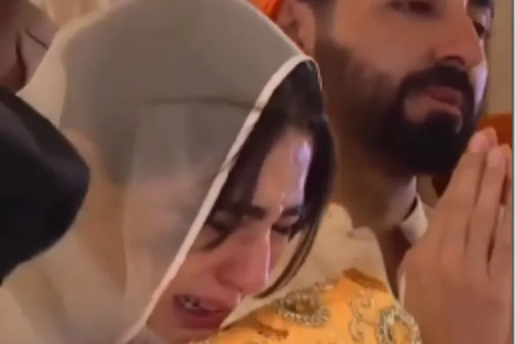 Actor Sara Ali Khan praying at Golden Temple with Ayushmann Khurrana