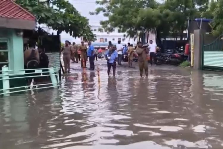 Heavy rain floods Virudhunagar govt bus depot