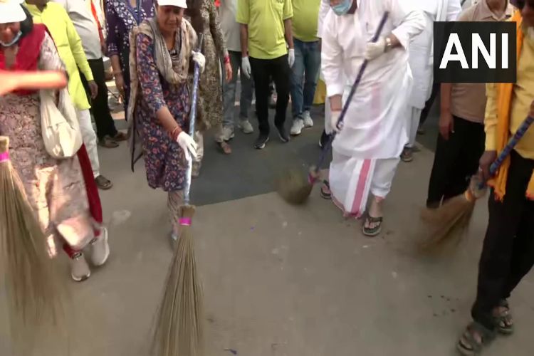  Ayodhya Municipal Corporation has launched a special ‘Maa Saryu Maha-Swachhata Abhiyan’ 