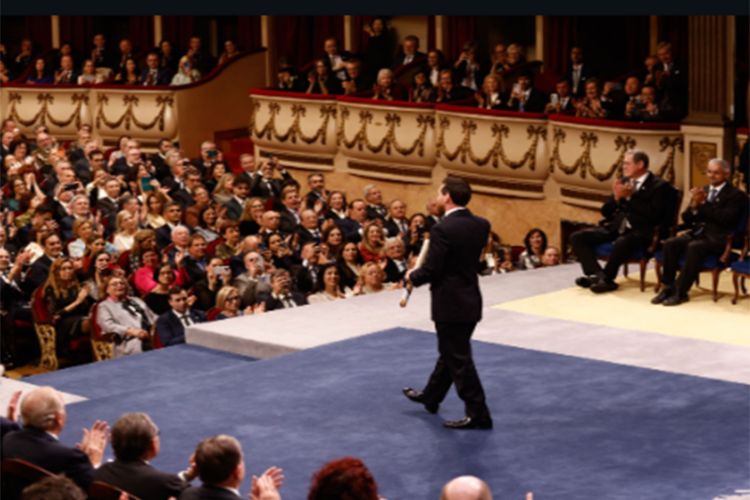 Lionel Messi with his Pricess of Asturias Award.