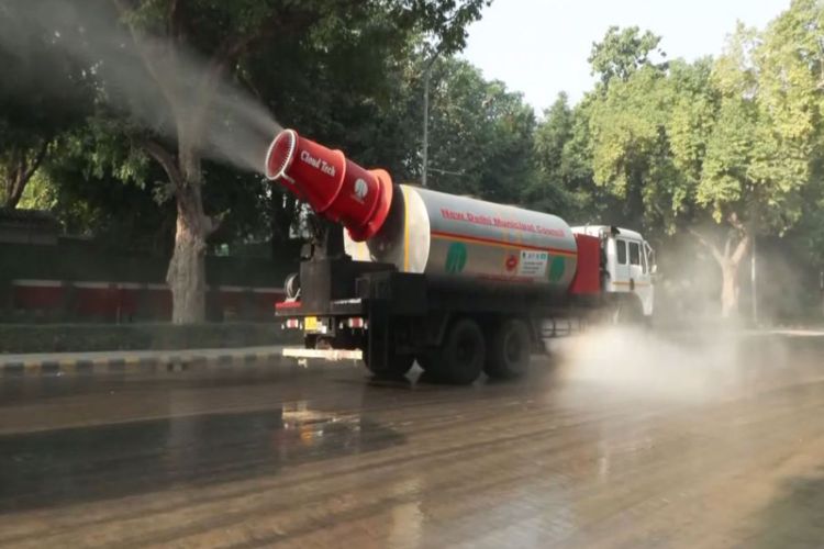 Anti-smog guns spray water on Delhi roads