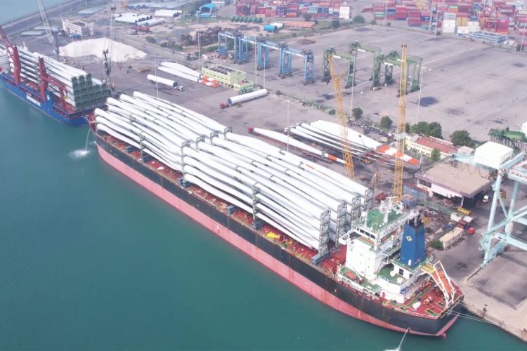 V.O. Chidambaranar Port in Thoothukudi handles record windmill blade exports, strengthening India’s renewable energy supply chain. 