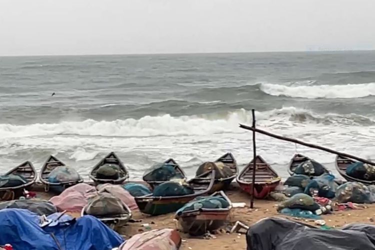 Visuals showing rough sea conditions and high waves in the Bay of Bengal