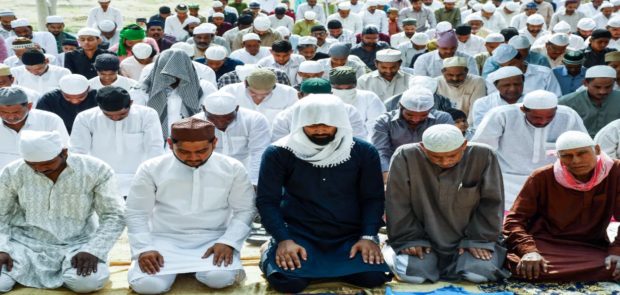 Muslims praying on Eid in Lucknow
