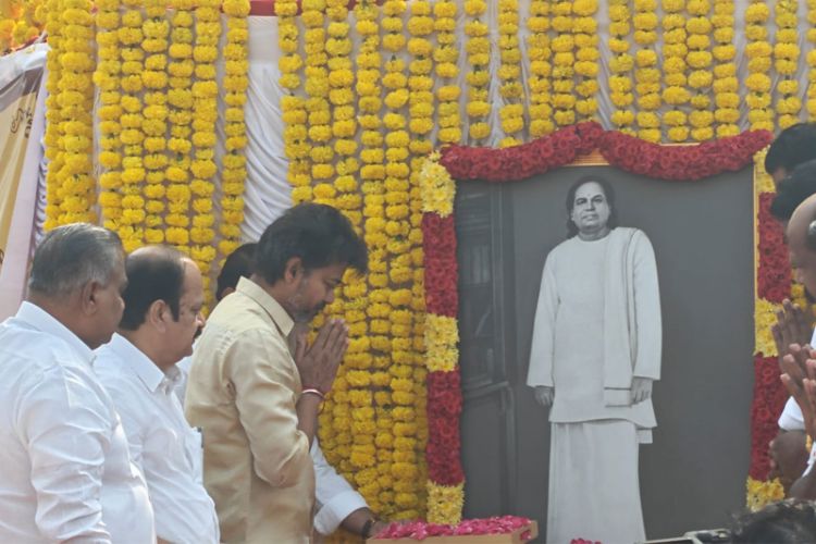 Tamil Nadu Chief Minister Joseph Vijay paying tribute to Pasumpon Muthuramalinga Thevar