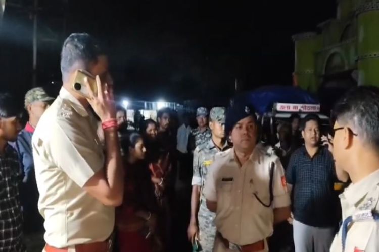 Alipurduar SP Amit Kumar Shaw assisting people at a relief centre amid the GLOF alert in North Bengal 