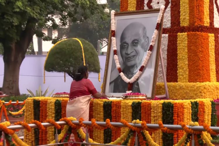 President Droupadi Murmu paying homage to Sardar Vallabhbhai Patel on his 151st birth anniversary at Sardar Patel Chowk in New Delhi