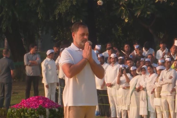 Rahul Gandhi paying tribute to the former Prime Minister Indira Gandhi at Shakti Sthal