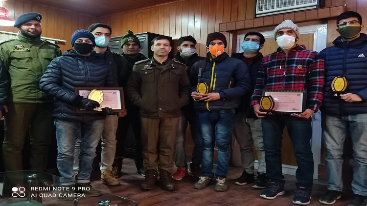 Police felicitating NEET qualifiers of Tral