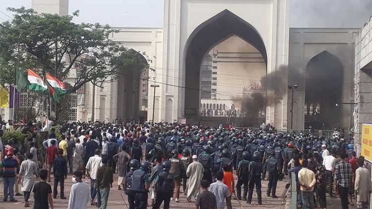 Radical Hefazat islamists vandalized the police station in Dhaka 