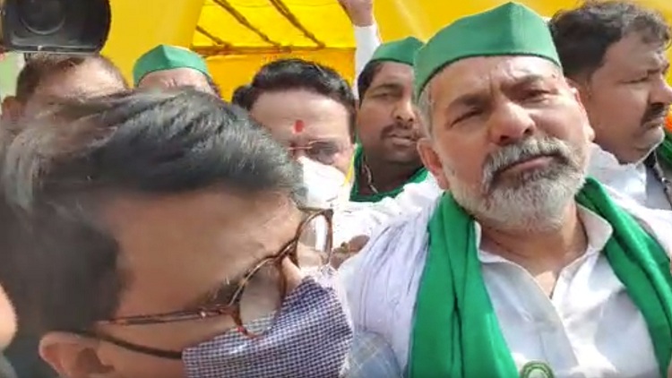 Shiv Sena leader Sanjay Raut with Rakesh Tikait at Ghazipur Border