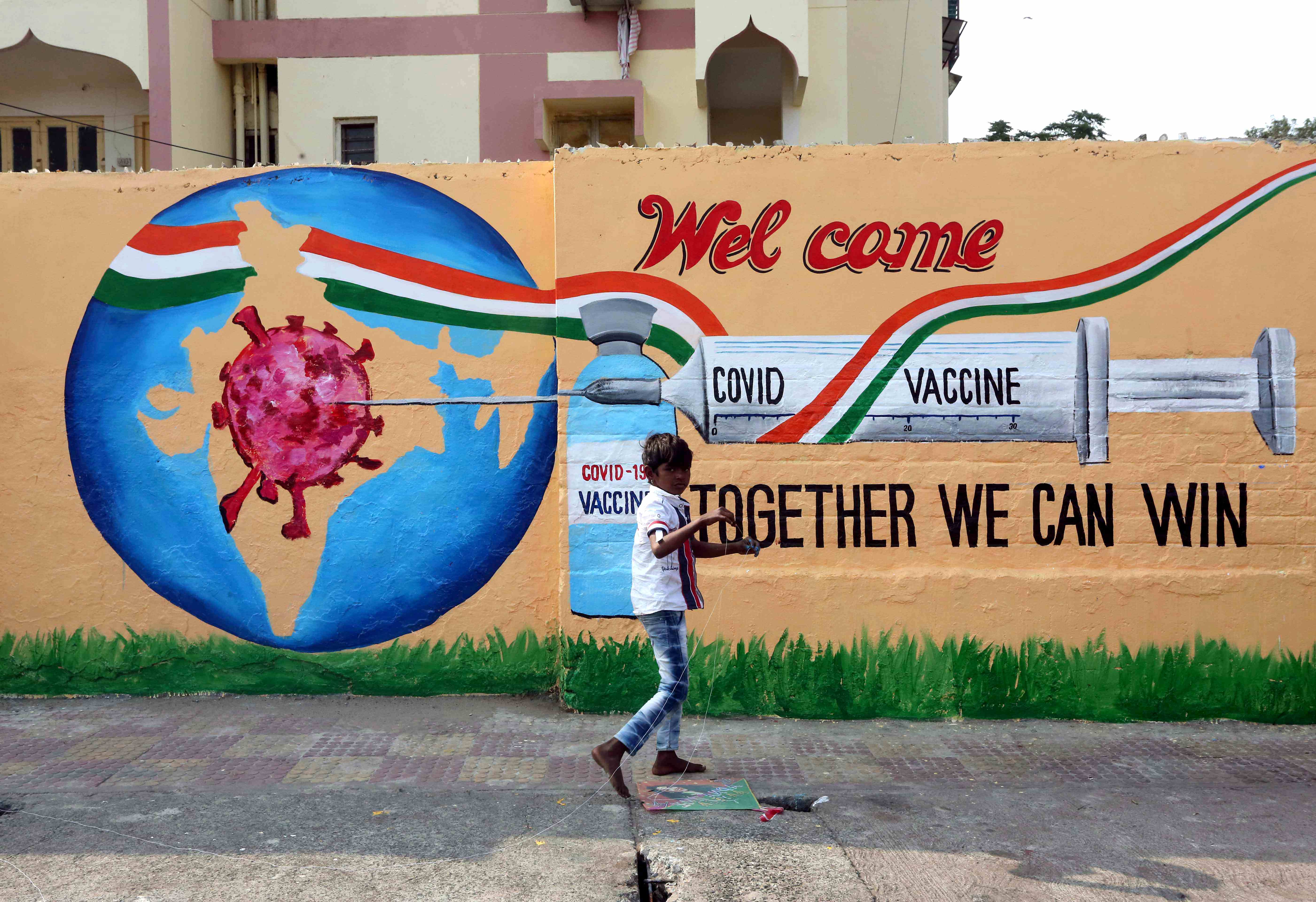 Poster on Corona vaccination in a Delhi street