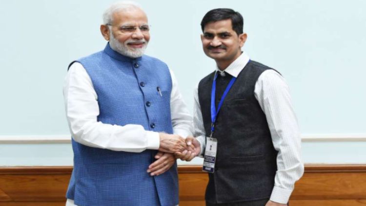 Imran Khan receiving award from PM Narendra Modi