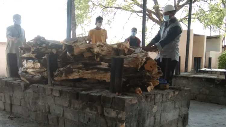 Saddam and Danish during a cremation 