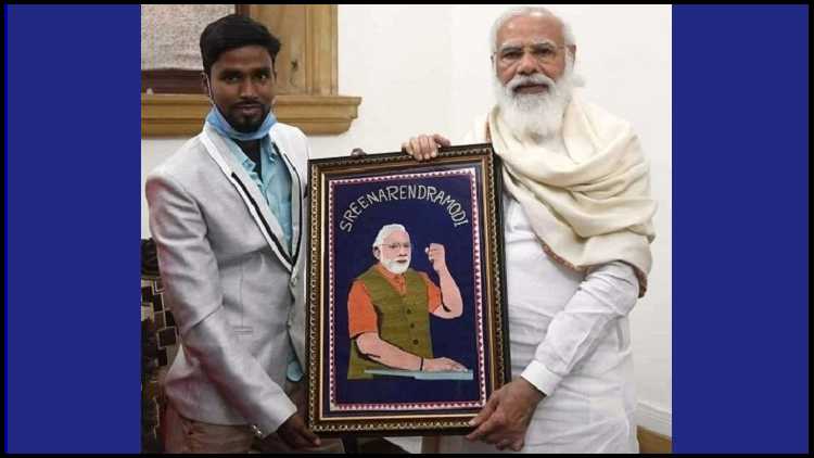 Jahangir Mollah presenting his Zari portrait to the PM. It took him seven months to make it.