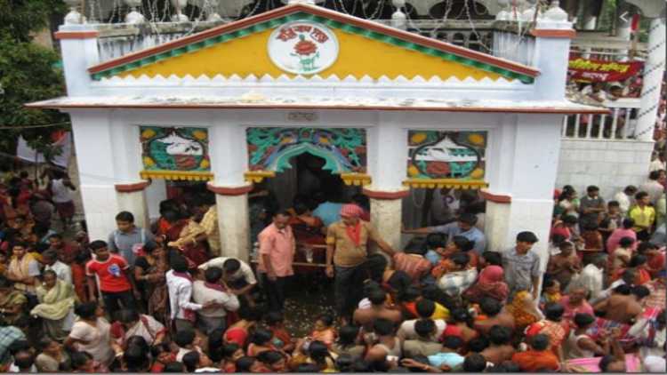 PM Modi offers prayers at Orakandi temple