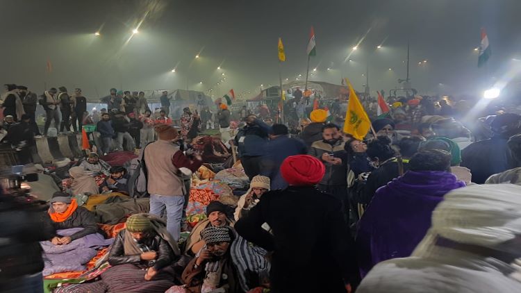 Farmers at Ghazipur in night