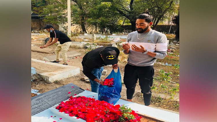 Mohammed Siraj, Indian pacer, at his father's grave on return from the India-Australia test