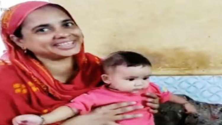 Shabana playing with Pooja's daughter