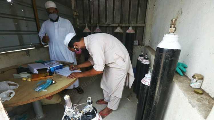 Muslim youth readying Oxygen cylinders