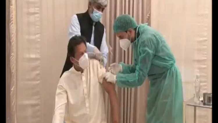 Imran Khan getting vaccine jab