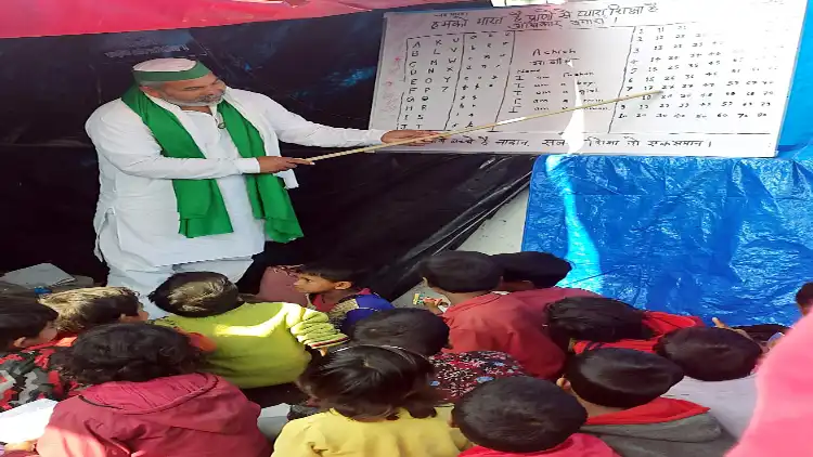 Rakesh Tikait teaching children at Ghazipur