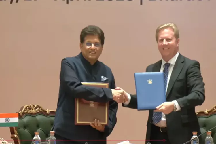 Piyush Goyal and Todd McKlay shake hands post signing the FTA