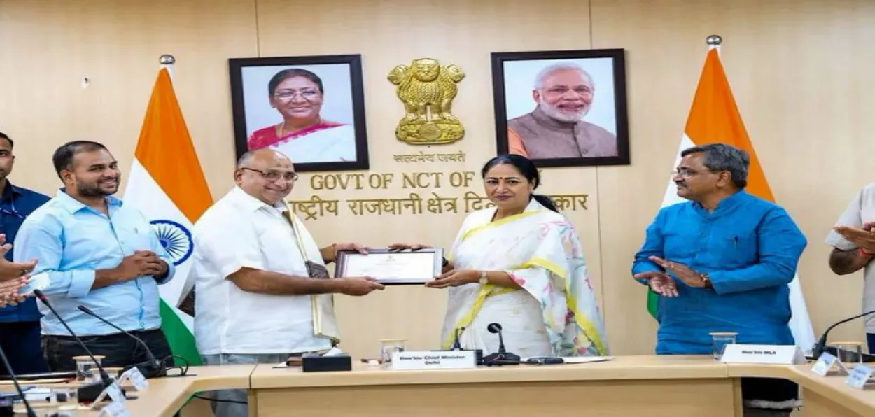 Delhi Chief Minister Rekha Gupta presenting citation to Braveheart Riyazuddin