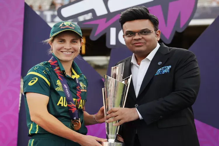 Australia captain Sophie Molineux (L) and ICC Chairman Jay Shah (R). 