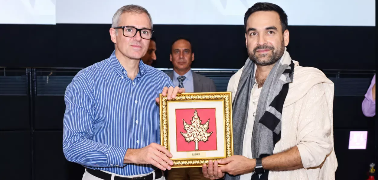 J&K Chief Minister Omar Abdullah presebnting a memento to actor Pankaj Tripathi dueing