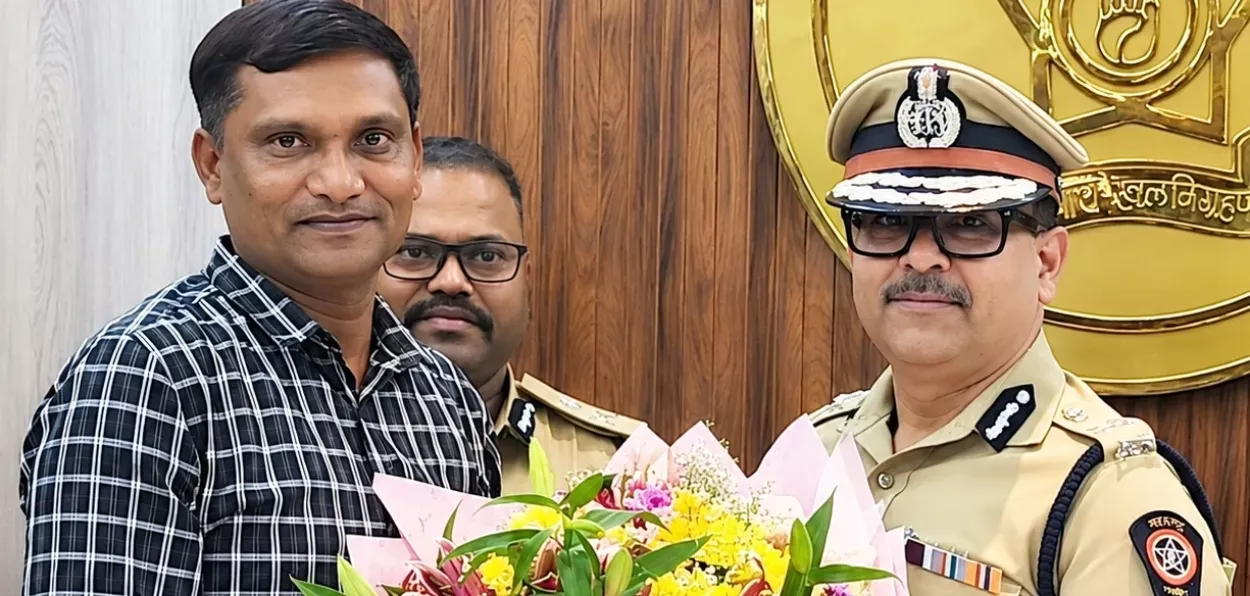 Rajas Shaikh, ASI, Pune City Police, being felicitated by the DG, Maharashtra Police