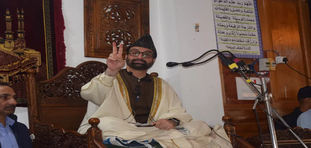 Mirwaiz Moulvi Umar Farooq delivering a sermon at the Khanqah of Sheikh Noorudin Noorani at Chrar-e-Sharief, Kashmir