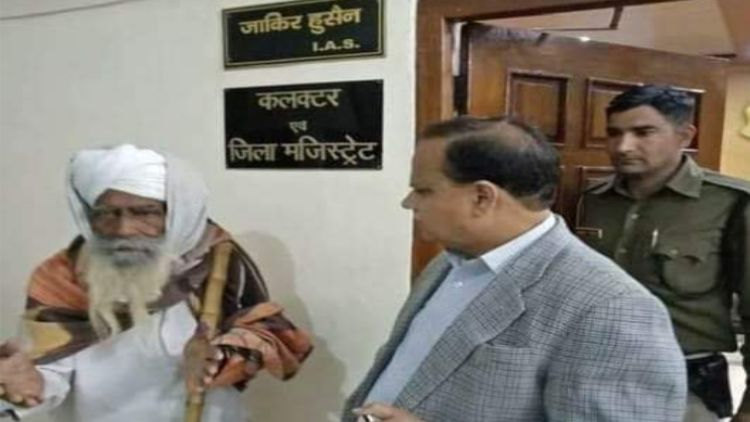 Zakir Hussain interacting with public